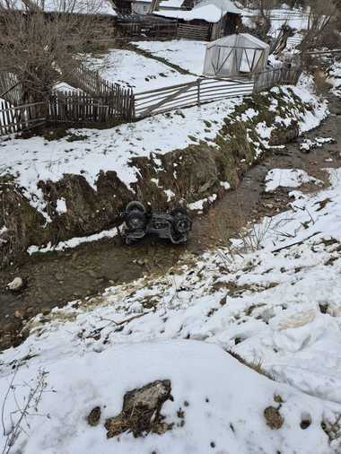 Neamţ - Doi tineri au fost răniţi după ce ATV-ul cu care circulau s-a răsturnat în albia unui râu/ Vehiculul era condus de o fată de 19 ani, care nu avea permis de conducere - FOTO