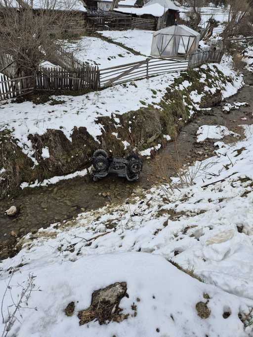 Neamţ - Doi tineri au fost răniţi după ce ATV-ul cu care circulau s-a răsturnat în albia unui râu/ Vehiculul era condus de o fată de 19 ani, care nu avea permis de conducere - FOTO