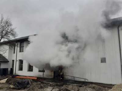 Vâlcea: Incendiu la o şcoală aflată în renovări. Un muncitor a suferit arsuri FOTO