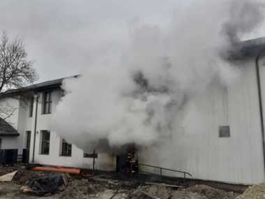 Vâlcea: Incendiu la o şcoală aflată în renovări. Un muncitor a suferit arsuri FOTO