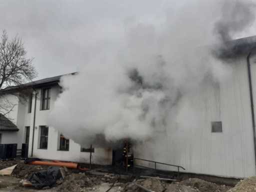 Vâlcea: Incendiu la o şcoală aflată în renovări. Un muncitor a suferit arsuri FOTO