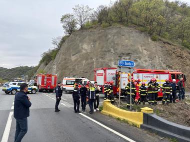 UPDATE Mehedinţi: Microbuz de transport marfă căzut în Dunăre, după un accident produs pe DN6, pe un viaduct/ Momentul plonjării, surprins în imagini / Microbuzul a fost adus la mal cu o victimă în interior / Este un cetăţean bulgar - FOTO, VIDEO