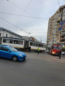 UPDATE - Un tramvai a deraiat în Bucureşti / Vagonul a acroşat un biciclist care a fost rănit / Circulaţie reluată - FOTO