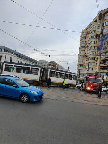 UPDATE - Un tramvai a deraiat în Bucureşti / Vagonul a acroşat un biciclist care a fost rănit / Circulaţie reluată - FOTO
