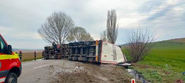 Bacău - TIR plin cu melasă, răsturnat pe DN 2 / Parte din încărcătură, pe carosabil / Şoferul a fost rănit – FOTO
