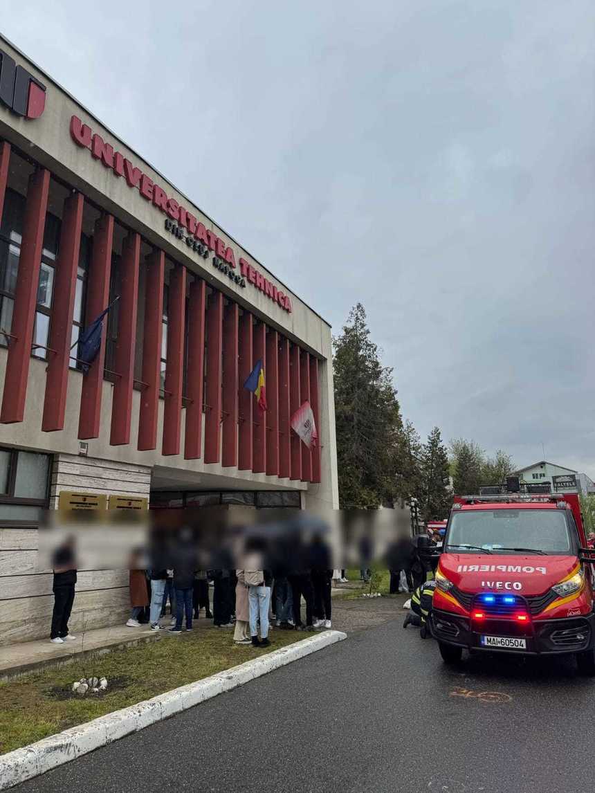 UPDATE - Bărbat intoxicat cu monoxid de carbon, într-o clădire a Universităţii Tehnice din Cluj-Napoca/ El a fost transportat la spital/ Alte 20 de persoane, evacuate, iar circa 150 au ieşit singure