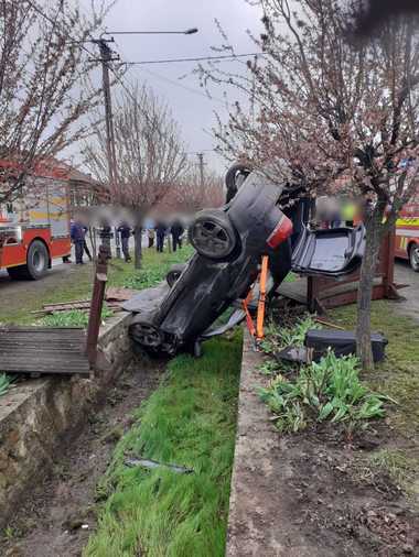 Cluj: Patru tineri, răniţi într-un accident rutier / Maşina în care se aflau a ajuns într-un şanţ / Una dintre victime a fost încarcerată – FOTO

