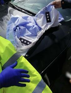 Giurgiu: Un bărbat care a pretins că este poliţist şi a cerut unei familii un miel, fără a-l plăti, a fost reţinut / Era îmbrăcat în uniformă a Poliţiei Române