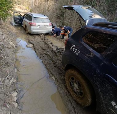 Trei cercetători rătăciţi, salvaţi de jandarmi după o misiune de zece ore FOTO