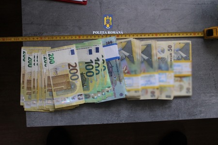 Buzău: Două femei au fost reţinute după ce au înşelat cinci români stabiliţi în Marea Britanie / Ele i-au convins că le trimită sume de bani, sub promisiunea unor relaţii sentimentale / Prejudiciul este estimat la peste 20.000 de lire sterline
