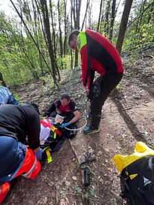 Maramureş: Adolescent de 14 ani, accidentat pe un traseu de mountain bike. El a fost recuperat de salvamontişti