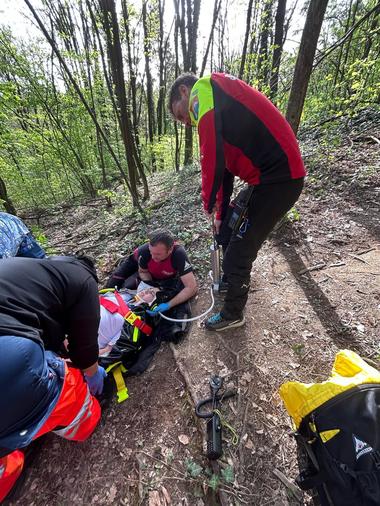 Maramureş: Adolescent de 14 ani, accidentat pe un traseu de mountain bike. El a fost recuperat de salvamontişti