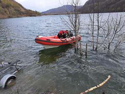Buzău - Intervenţie de căutare-salvare pe Barajul Siriu după ce o hidrobicicletă cu trei persoane s-a răsturnat în larg

