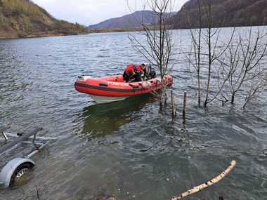 UPDATE - Buzău - Intervenţie de căutare-salvare pe Barajul Siriu după ce o hidrobicicletă cu trei persoane s-a răsturnat în larg / Cinci scafandri au ajuns la faţa locului 

