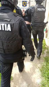 Un bărbat dintr-o comună din Călăraşi a fugit prin curţile mai multor vecini pentru a scăpa de poliţiştii care-l urmăreau / Este suspectat că ar fi coordonat o grupare care a dat peste 180 de spargeri în Germania