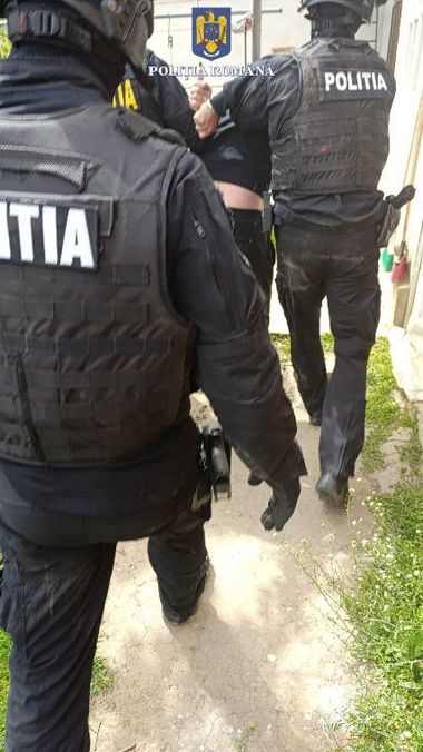 Un bărbat dintr-o comună din Călăraşi a fugit prin curţile mai multor vecini pentru a scăpa de poliţiştii care-l urmăreau / Este suspectat că ar fi coordonat o grupare care a dat peste 180 de spargeri în Germania