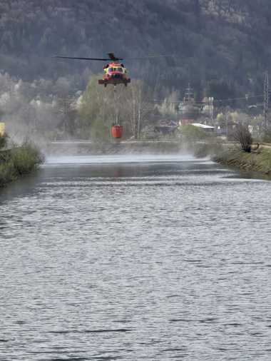 Argeş: Pompierii acţionează pentru stingerea incendiului izbucnit într-o pădure din localitatea Cetăţeni /Elicopter Black Hawk, implicat / Suprafaţa afectată este de 24 de hectare 