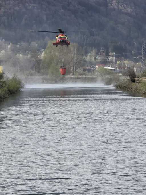 Argeş: Pompierii acţionează pentru stingerea incendiului izbucnit într-o pădure din localitatea Cetăţeni /Elicopter Black Hawk, implicat / Suprafaţa afectată este de 24 de hectare 
