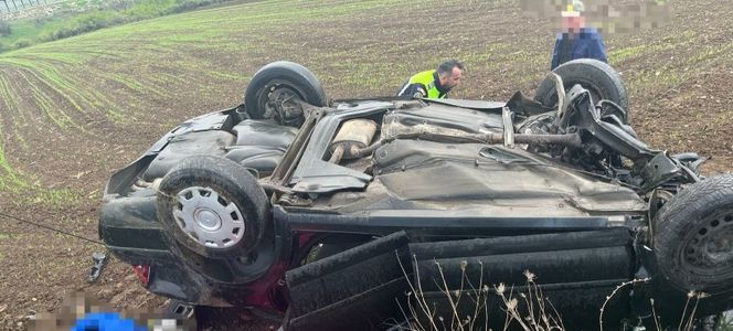 Mehedinţi: Trei persoane au fost rănite după ce maşina în care se aflau a lovit un cap de pod şi apoi s-a răsturnat - FOTO
