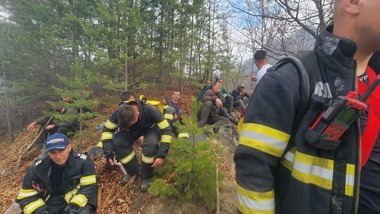 UPDATE - Prefectul de Argeş anunţă că incendiul puternic care a afectat peste 30 de hectare de pădure a fost „momentan lichidat”/ Zona va fi monitorizată şi luni, pentru a se evita reaprinderea focului/ Şeful ISU, despre posibilele cauze VIDEO