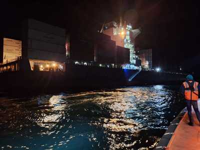 Un echipaj din cadrul Agenţiei Române de Salvare a Vieţii Omeneşti pe Mare a intervenit pentru preluarea unui marinar rănit la mână / Acesta a fost adus la ţărm şi preluat de cadrele medicale - FOTO