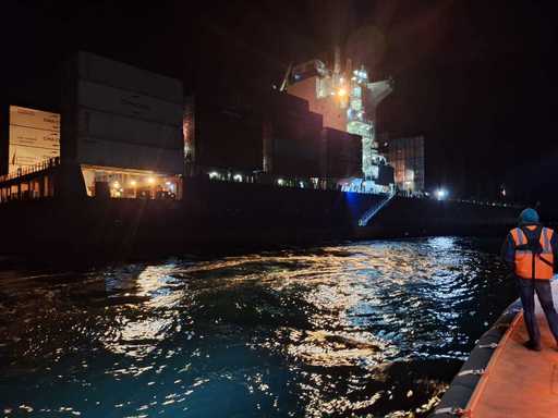 Un echipaj din cadrul Agenţiei Române de Salvare a Vieţii Omeneşti pe Mare a intervenit pentru preluarea unui marinar rănit la mână / Acesta a fost adus la ţărm şi preluat de cadrele medicale - FOTO
