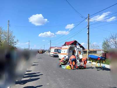 UPDATE - ISU Suceava: Doi pietoni, o femeie şi un copil, acroşaţi de un autoturism, pe raza localităţii Forăşti / Copilul, conştient, a fost preluat de către echipajul SMURD şi transportat la spital, femeia nu a supravieţuit