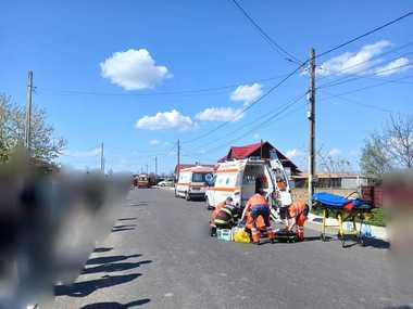 UPDATE - ISU Suceava: Doi pietoni, o femeie şi un copil, acroşaţi de un autoturism, pe raza localităţii Forăşti / Copilul, conştient, a fost preluat de către echipajul SMURD şi transportat la spital, femeia nu a supravieţuit