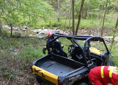 UPDATE - O femeie a murit după ce a căzut cu un ATV într-o râpă, în judeţul Mehedinţi / Victima are 65 de ani şi este ceăţean german