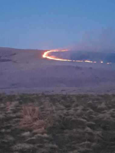Maramureş: Incendiul de vegetaţie uscată din zona Runcu a afectat aproximativ 200 de hectare / Pompierii au reuşit să limiteze extinderea la fondul forestier / S-a intervenit cu drona - FOTO