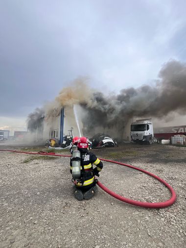 UPDATE - Incendiu la un atelier auto, pe şoseaua de centură a municipiului Alba Iulia/ Pompierii au intervenit cu mai multe autospeciale/ Un bărbat cu arsuri la mâini primeşte îngrijiri medicale