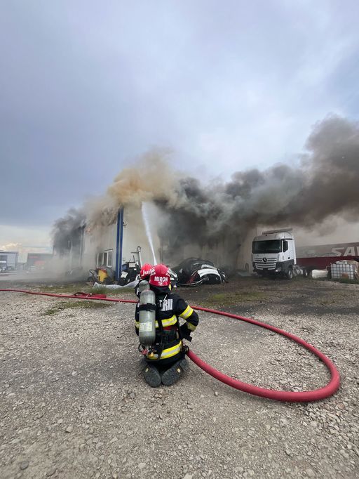 UPDATE - Incendiu la un atelier auto, pe şoseaua de centură a municipiului Alba Iulia/ Pompierii au intervenit cu mai multe autospeciale/ Un bărbat cu arsuri la mâini primeşte îngrijiri medicale