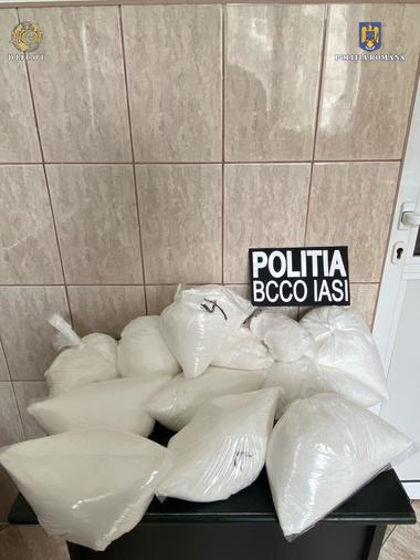 Aproximativ 20 de kilograme de ketamină, drog de risc, confiscate de poliţişti şi procurorii DIICOT Iaşi, într-un dosar în care un bărbat e suspectat că aducea substanţa în România disimulată în pliculeţe cu desicant pentru absorbţia umidităţii