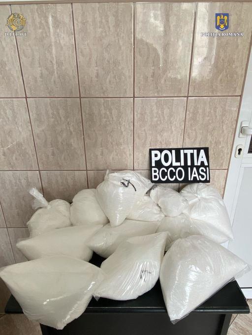 Aproximativ 20 de kilograme de ketamină, drog de risc, confiscate de poliţişti şi procurorii DIICOT Iaşi, într-un dosar în care un bărbat e suspectat că aducea substanţa în România disimulată în pliculeţe cu desicant pentru absorbţia umidităţii