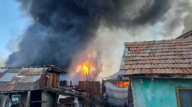 Dolj: Incendiu la o anexă a unei gospodării din Ghindeni/ O butelie cu GPL a explodat/ 70 de persoane, evacuate/ Doi oameni au avut nevoie de îngrijiri medicale, din cauza fumului dens - FOTO, VIDEO