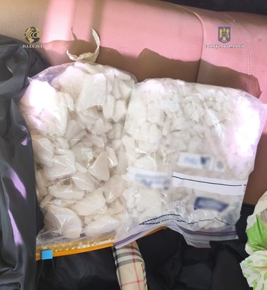 Bărbat prins în flagrant când încerca să vândă unui ofiţer sub acoperire 2 kilograme de substanţă cristalină, pentru 70.000 de lei / A fost folosită o dronă pentru prinderea traficanţilor