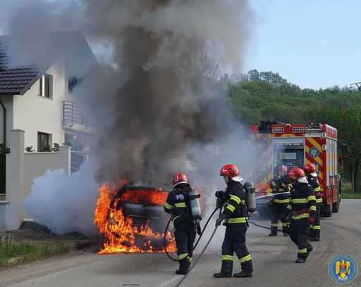 Maşină în flăcări în Zalau, în apropierea unei locuinţe / Un trecător a reuşit să mute verhiculul înainte de sosirea pompierilor, limitând extinderea la casă - FOTO