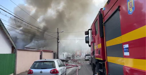 UPDATE - Puternic incendiu în Sectorul 3 al Capitalei – Se manifestă cu flacără şi fum la o casă şi un garaj / O persoană de 26 de ani a suferit arsuri, fiind transportată la spital - VIDEO