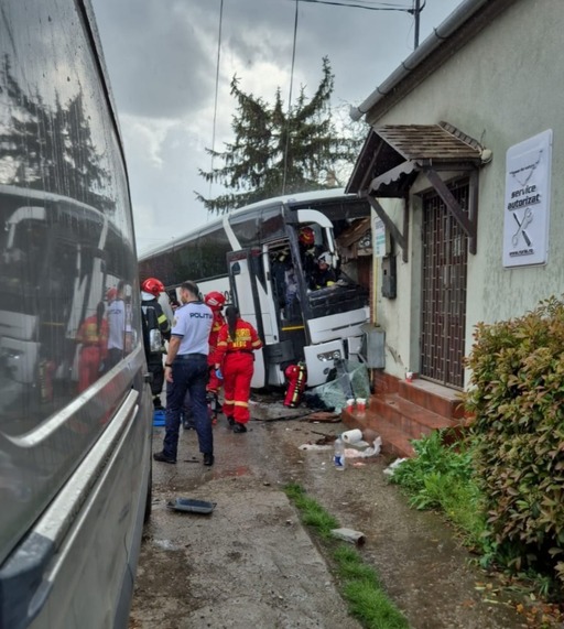 UPDATE - Grav accident de circulaţie în judeţul Bihor – A fost implicat un autocar cu 30 de persoane / Şoferul a murit / 8 persoane, transportate la spital / Trafic blocat