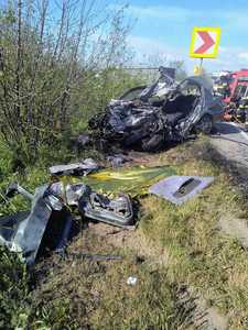 UPDATE - O femeie a murit şi doi copii sunt în stare gravă, în urma unui accident de circulaţie produs în judeţul Arad - FOTO 