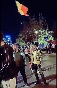 UPDATE - Protest la sediul ICCJ - Un bărbat s-a urcat pe acoperiş, refuzând să coboare/ Mai multe persoane s-au aşezat pe carosabil, blocând traficul rutier/ Makaveli şi Silvestru Şoşoacă, duşi la Poliţie după un conflict