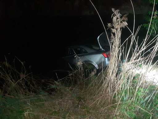Olt: Două tinere au fost salvate, după ce maşina în care se aflau a căzut într-un canal de irigaţii/ Când au sosit echipajele de intervenţie, ele se aflau pe plafonul maşinii scufundate în apă