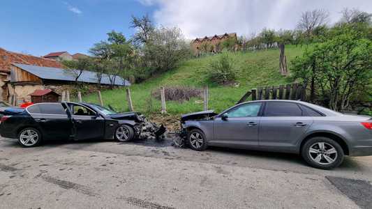 Sibiu: Un copil de 10 ani şi o tânără de 23 de ani, răniţi într-un accident rutier / Evenimentul, provocat de un tânăr de 19 ani - FOTO