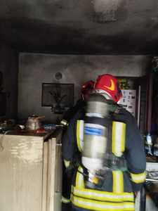 Vaslui: Femeie, transportată la spital după un incendiu izbucnit în apartamentul său