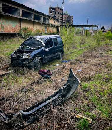Hunedoara: O maşină în care se aflau cinci persoane a ieşit de pe şosea, la Petrila/ Un bărbat, transportat la spital