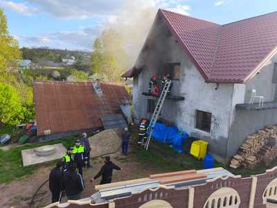 Suceava: Două persoane, găsite inconştiente într-o casă în care a izbucnit un incendiu/ Victimele şi-au revenit şi sunt transportate la spital