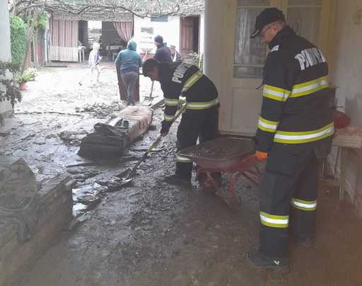 UPDATE - Caraş-Severin: Aproximativ o sută de gospodării din localitatea Dalboşeţ, afectate în urma unei viituri de scurtă durată/ Apele s-au retras, dar au rămas depuneri de mâl şi gunoaie/ Numărul pompierilor, suplimentat/ Precizările Prefecturii - FOTO