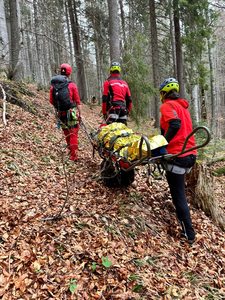 Intervenţii ale salvamontiştilor din Bihor pentru recuperarea unei persoane care s-a rănit la un picior, respectiv a cinci turişti neechipaţi corespunzător pe care i-a prins întunericul pe traseu