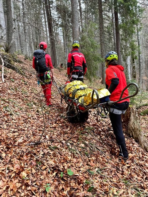 Intervenţii ale salvamontiştilor din Bihor pentru recuperarea unei persoane care s-a rănit la un picior, respectiv a cinci turişti neechipaţi corespunzător pe care i-a prins întunericul pe traseu