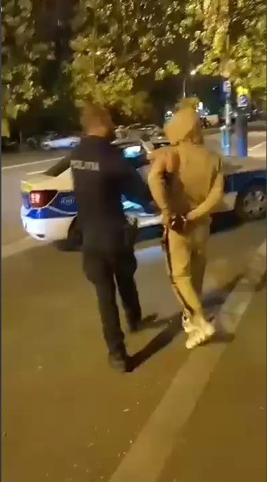 Tânăr reţinut de poliţiştii din Bucureşti după ce i-a furat borseta cu bani unui vârstnic, în zona Parcului Moghioroş/ Tânărul are o condamnare cu suspendate pentru o faptă similară - VIDEO
